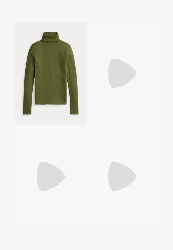 Olíva zöld garbó, bordás textúrával, hosszú ujjakkal és testhez álló fazonnal, az alján egy kis hímzett logóval.; Világoskék len hosszú ujjú ing, gombos stílusban, bal mellen egy kis fekete logóval és fehér gombokkal.; Sötétkék farmernadrág egyenes szabással, narancssárga varrással, elöl gombos záródással és öt zsebbel.; Barna velúr sneakers, krém színű gumitalppal, narancssárga részletekkel a saroknál és egy apró logóval az oldalon.