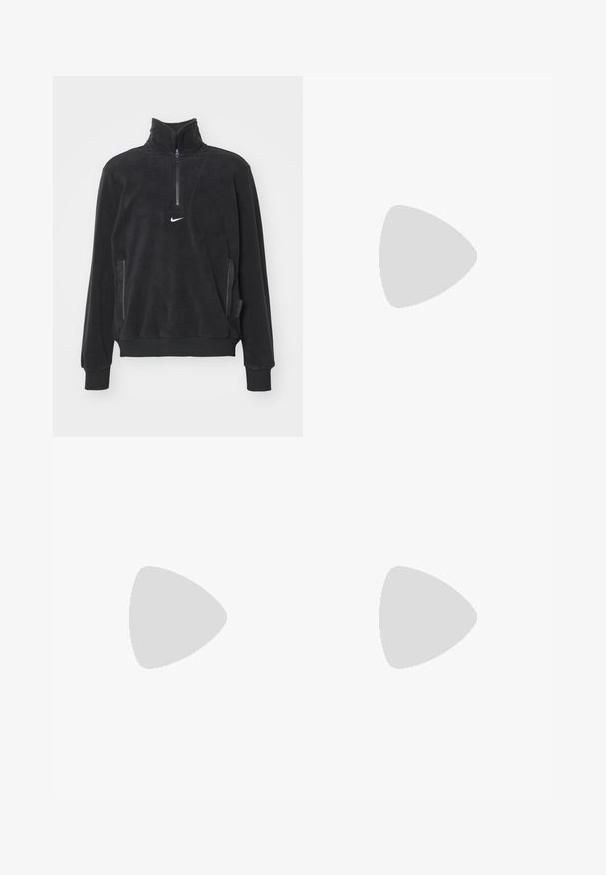 Nike Performance Fleece trui - black/anthracite/white; Lichtblauwe denim jeans met een recht model, voorzien van een middelhoge taille, vijf zakken en een knoop- en ritssluiting.; Zwarte leren loafers met een franjesaccent, voorzien van een dikke zwarte zool en gele stiksels langs de rand. Gevoelige afwerking.; Driedelige zilveren metalen halsketting met slanke, flexibele kettingen met een lichte glans, beveiligd met een karabijnhaak en een verstelbare ketting.