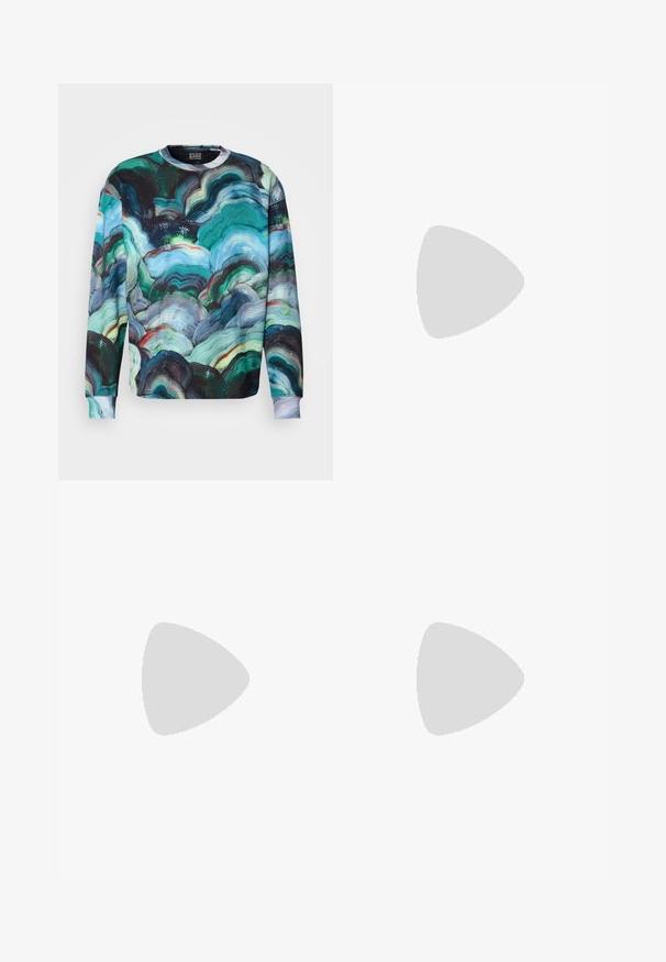 Scotch & Soda DIGITAL LOOSE FIT - Sweatshirt - multi colour; Tre crew neck t-skjorter i hvit, lys grå og svart. Laget av myk bomull, med korte ermer og en avslappet passform.; Lys grå denimbukser med rett ben-design, fem lommer og knappelukking. Synlig søm langs sømmene.; Suedeskinn og tekstil gymsko i grønn, brun og beige med tre hvite striper. Har en lys rosa aksent på hælen og teksturert såle.