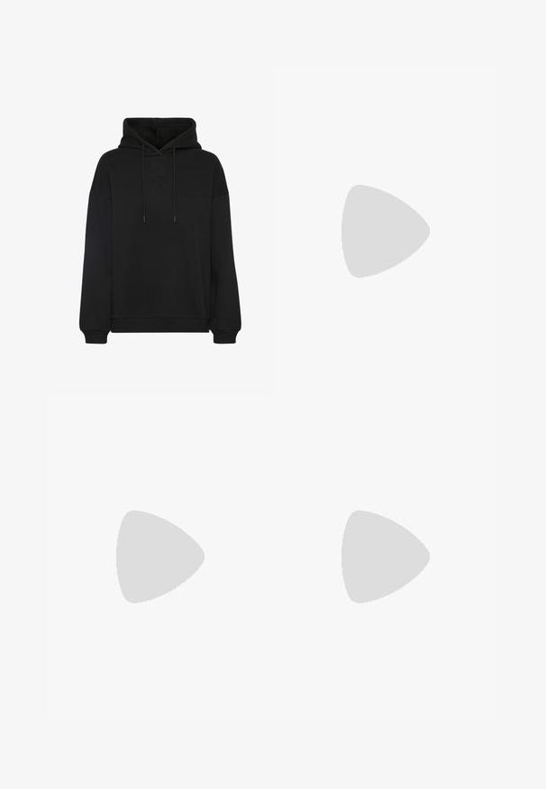 Schwarzer Kapuzenpullover mit großer Fronttasche, tonal gesticktem Logo auf der Brust, Kordelzugkapuze sowie gerippten Manschetten und Saum.; Zwei Langarmshirts: eines schwarz und eines weiß. Beide haben einen runden Ausschnitt und eine glatte, gerippte Textur. Markenlabel im Ausschnitt sichtbar.; Schwarze Leder-Hose im weit geschnittenen Stil mit glänzender Oberfläche, ausgestattet mit zwei vorderen Taschen, einem Knopfverschluss und sichtbaren Nahtdetails.; Sportschuhe mit einem Obermaterial aus weißem Leder, grauer Wildleder-Zehenkappe und drei schwarzen Streifen. Sie verfügen über ein blaues Logo auf der Zunge und eine strukturierte Gummisohle.; Schwarze Sonnenbrille mit rechteckigem Rahmen, dunkelgrauen Gläsern und glatter Kunststoffoberfläche. Auffälliges Logo-Element an der Seite.; Schwarze Nylon-Umhängetasche mit geschwungener Form, silbernem Kettenakzent, abnehmbarem Mini-Pouch und verstellbarem Trageriemen; mit "Steve Madden"-Logo.