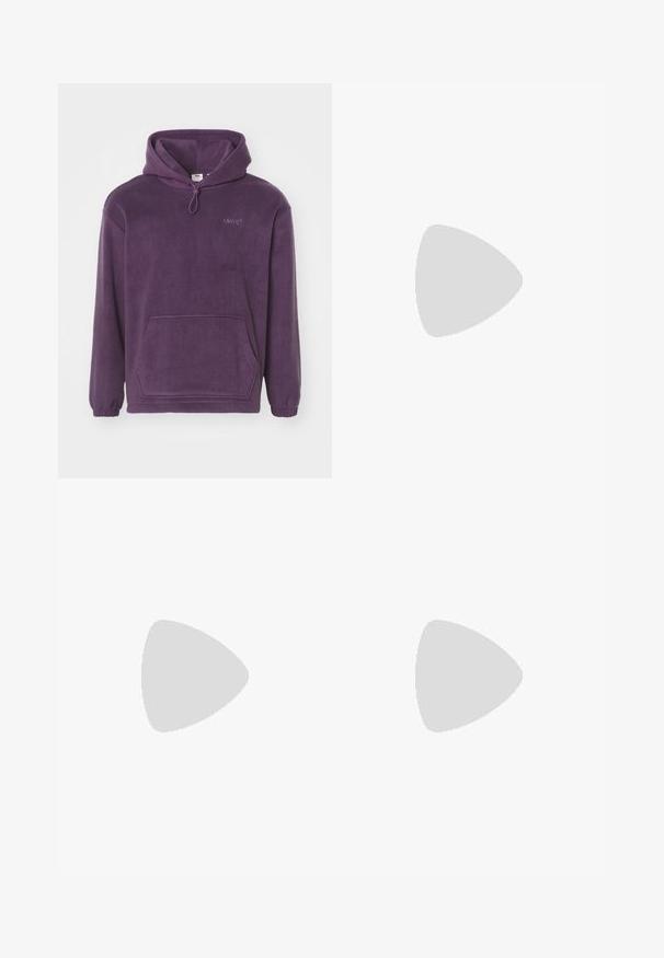 Paarse fleece hoodie met een trekkoord capuchon, voorvak met kangaroo-stijl en geribbelde manchetten. Bevat geborduurde branding op de borst.; Witte katoenen T-shirt met korte mouwen, ronde hals en subtiele Levi's logo gedrukt in het midden. Zachte textuur en standaard pasvorm.; Lichtblauwe denim jeans met een rechtstaand ontwerp, knopenfly, vijf zakken en een subtiele vervaagde textuur. Voorzien van metalen hardware accenten.; Grijze suède sneakers met witte strepen en goudkleurig "Gazelle" logo. Voorzien van een rubberen zool en vetersluiting met een gewatteerde kraag.