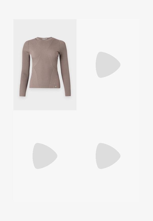 Suéter de manga comprida em tom taupe claro, com um design ajustado, padrões texturizados e um pequeno detalhe de logo na bainha.; Calças ajustadas em preto e branco com painéis contrastantes. O tecido tem uma textura suave; a cintura é plana e ajustada.; Sapatos de salto alto em couro preto, tipo slingback, com bico pontiagudo, salto esguio e detalhe decorativo em fivela no peito do pé. Textura suave e design elegante.; Bolsa de mão às riscas pretas e brancas com um formato estruturado, apresentando uma alça superior, uma alça de corrente destacável e um detalhe em logotipo metálico.
