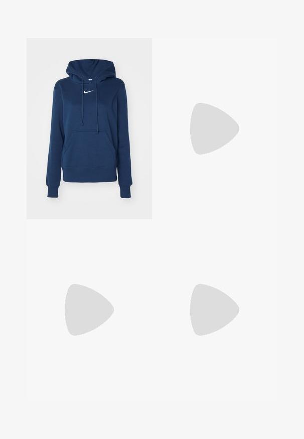 Sötétkék kapucnis pulóver, puha anyagból készült, elöl zsebbel, állítható húzózsinórral a kapucnin, és egy fehér Nike logóval a mellkasán.; Navy kék sportnadrág puha anyagból, elasztikus derékpánttal és zsinórral, elasztikus mandzsettákkal és egy kis fehér logóval.; Tömbös fehér sneakers, amely texturált hálóból és szintetikus anyagokból készült, vastag talppal és bonyolult mintázattal az oldalakon.; Puha anyagból készült bézs kézitáska, laza dizájnnal, varrott részletekkel és két vállpánttal. Mindennapi használatra alkalmas.