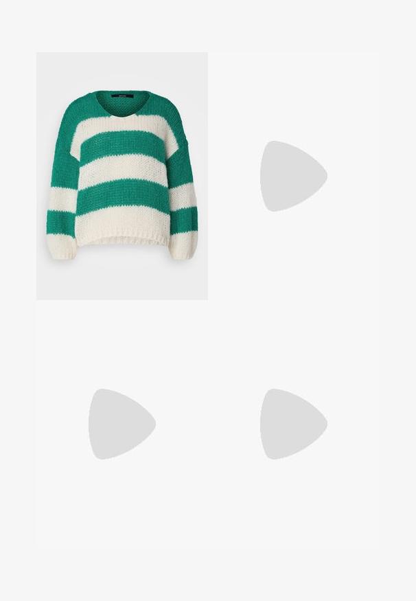 Vero Moda Petite VMERIN STRIPE V NECK - Džemperis - pepper green/birch; Melnas adītas kleitas ar apaļu kakla izgriezumu, garām pūkainām piedurknēm un brīvu siluetu. Gluda tekstūra bez redzamajiem rakstiem vai piederumiem.; Melnas ādas potītes zābaki ar masīvu, rievojumu zoli, auklu aizdari un vilces cilpu uz gludas baltas fona.; Zelta auskari ar gludu, spīdīgu apdari. Apaļš dizains, kas ietver mazu tapu un caurspīdīgu pamatni drošai valkāšanai.