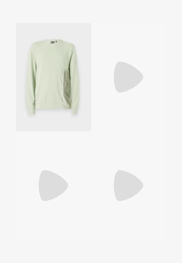 Sweatshirt verde claro feito de um tecido macio, com decote redondo e mangas longas. Detalhe de logotipo embutido notável no lado inferior esquerdo.; Calças bege com corte reto, apresentando um cós com cordão, frente plissada e textura suave. Design simples e versátil.; Sapatilha de couro azul-marinho com sola de borracha creme, apresentando atacadores azuis e uma textura suave. Bico arredondado e design minimalista.; Malote em couro preto com duas alças superiores, um bolso frontal e uma alça destacável, apresentando uma marcação discreta na parte inferior.