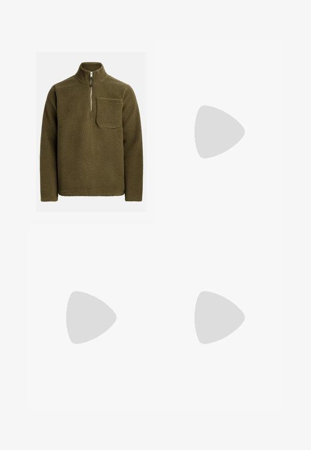 Pullover in pile verde oliva, con colletto a mezza zip e tasca sul petto sinistro. Materiale morbido e testurizzato con vestibilità comoda.; T-shirt nera a maniche corte realizzata in tessuto a coste. Presenta un collo tondo e una vestibilità comoda con una texture liscia. Solo vista dal retro.; Pantaloni larghi grigi in cotone, con chiusura a bottone, passanti per cintura e tasche frontali. Texture liscia con dettagli di cucitura minimi.; Scarpa slingback nera in suede con suola spessa e testurizzata e dettaglio in fibbia argentata. Design elegante dallo stile minimalista, che sembra flottare su una superficie testurizzata.