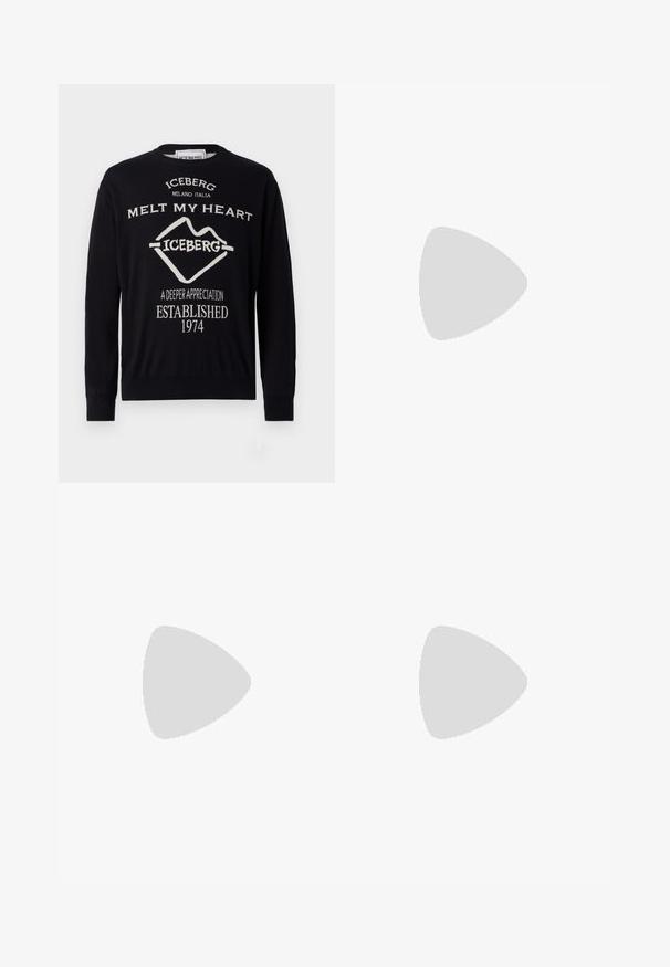 Pull en tricot noir avec texte brodé blanc et motif de montagne. Col rond, manches longues, poignets et ourlet côtelés. Marque : Iceberg.; Pantalons cargo noirs en coton à coupe ample, dotés de deux poches latérales et de texte brodé sur la jambe gauche.; Stuart Weitzman CLUB CLASSIC PENNY LOAFER - Mocassins de ville - black; Sac à bandoulière en cuir noir avec une poche avant zippée, logo embossé et une bandoulière ajustable. Texture lisse avec une forme structurée.
