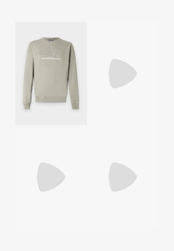 Világosszürke hosszú ujjú, kerek nyakú pulóver, középen a mellkason "EA7 Emporio Armani" logóval.; Fekete, pamut póló, kerek nyakkal és rövid ujjakkal. Fehér hímzett "EA7 EMPORIO ARMANI" logóval az elején.; Fekete sportnadrág sima anyagból, rugalmas derékkal és mandzsettákkal, az oldalán kontrasztos logónyomattal.; Fehér bőr sportcipő sima felülettel, kerek orral, lapos fűzőkkel és texturált talppal. Finom logó található a sarokon.