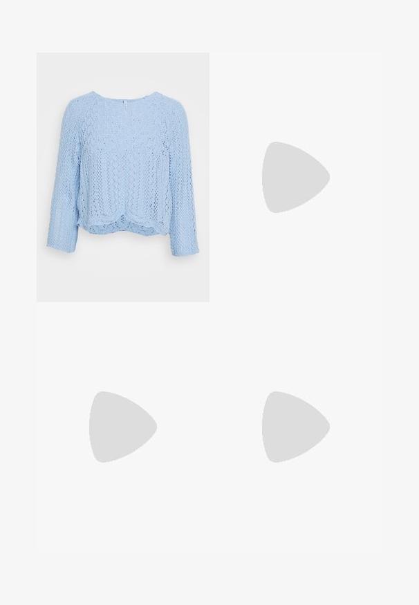 Lichtblauw gebreid sweater met een losse pasvorm, ronde halslijn en driekwartmouwen. Heeft een textuur van kantpatroon en een gegolfde zoom.; Bloemendress in het wit met blauwe en groene bloemen, voorzien van een kraag, knoopsluiting aan de voorkant, lange mouwen met elastische manchetten en een tailleband.; Beige gepatineerde leren slingback hakken met een spitze neus en een hak van 5 cm, met uitsparingen aan de zijkanten en een dunne enkelband.; Schildpadbril met langwerpige ovale lenzen, bruine tint, gouden logo-accenten op de pootjes en slanke zwarte armen.; Beige handtas met een patroon en een gebogen vorm, leren accenten en een goudkleurig logo aan de voorkant. Beschikt over een kort handvat voor gemakkelijk dragen.; Parel- en kristallen ketting met een ronde, gehaakte ontwerp in lichte tinten, met afwisselend parels en sprankelende accenten, gedragen om de hals.