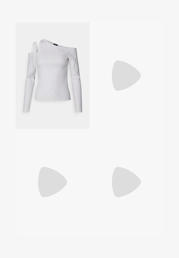 Top bianco a maniche lunghe con design a spalla unica, decorato con strass sparsi, realizzato in un materiale liscio e elastico.; Jeans a zampa d'elefante in denim blu chiaro con vita alta, dotati di due bottoni e tasche frontali. Il tessuto ha una texture sbiadita con variazioni sottili.; Décolleté nera in pelle con tacco alto, punteggiato e dalla texture liscia, caratterizzata da un tacco sottile e un design minimalista.; Mini borsa a tracolla nera in paillettes con una tracolla texturizzata annodata e catena argentata. Forma rotonda con parte superiore arricciata e dettagli riflettenti.