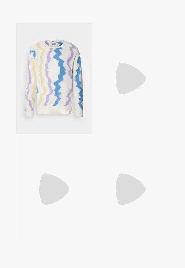 Witte trui met zigzagpatroon in geel, lichtpaars en blauw. Heeft een ronde hals en ribbels aan de mouwen en onderkant. Gemaakt van textuur gebreide stof.; Twee longsleeves, één zwart en één wit, gemaakt van katoen met ronde hals en een gladde textuur, gepresenteerd in een gestapelde opstelling.; Zwarte wijde broek in donkerblauwe stof met een ingewikkeld oranje geometrisch patroon, met een geplooide voorkant en een aansluitende tailleband.; Zwarte leren instappers met een ronde neus, een band met kwastjes en een chunky zool met een loopvlak. Glad oppervlak en een klassiek ontwerp.