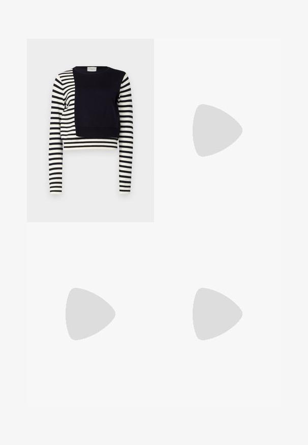 Crop top i marineblå og hvite striper, med lange ermer og en enhetlig mørkeblå panel på forsiden. Laget av mykt strikket materiale.; Blå denim jeans med rett benklipp, med knappelukking, beltehemper og frontlommer. Laget av teksturert bomullstoff.; Hvite lær sneakers med glatt tekstur, rund tå, minimale snøringer og flat gummisåle. Enkelt design uten ekstra aksenter.; Beige teksturert skinn crossover-veske med en preget vingedesign. Har glidelås-lukking og en avtakbar stropp med preget skrift.