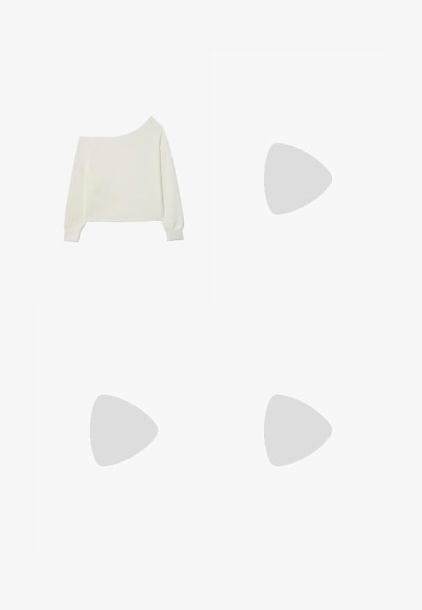 Stradivarius SOFT-TOUCH EXPOSED SHOULDER - Mikina - white; Béžové džínové šortky s neupraveným lemem, pětikusovým designem a zapínáním na přední knoflík. Texturovaná látka s jemnými švy.; Hnědé semišové sandály na vysokém podpatku s otevřenou špičkou, nastavitelným páskem kolem kotníku a proužkovou platformou.; Hnědá velurová kabelka přes rameno s velkým otvorem a dlouhými třásněmi po obou stranách, s hladkým povrchem a jedním držadlem.
