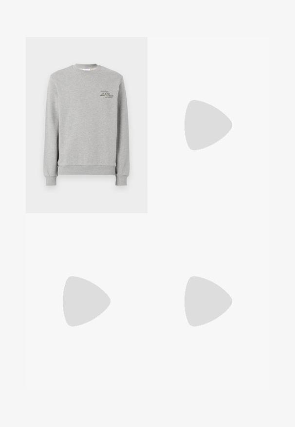 Felpa grigia realizzata in morbido cotone misto, con collo rotondo, polsini a coste e un piccolo logo verde scuro sul petto.; T-shirt nera con una grande grafica astratta grigia chiaro sul davanti. Maniche corte e scollatura rotonda classica. Materiale in cotone.; Jeans in denim blu scuro con dettagli sbiaditi e invecchiati. Presentano un classico design a cinque tasche, zip e chiusura con bottone in metallo.; Sneaker Lacoste grigie scure in materiale mesh e sintetico, con suola testurizzata e dettagli marroni sul colletto e sul branding.; Marsupio in stampa tie-dye blu scuro con una parte superiore con zip, materiale testurizzato e un logo ben visibile sul davanti.