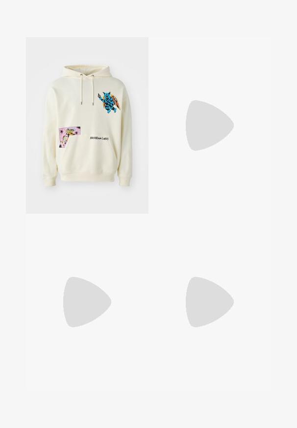 Kremowy hoodie z grafiką niebieskiego stwora i kolorową łatą o fantazyjnym wzorze. Wyszyty napis brzmi "PANOWIE GRZYBÓW".; Czarne dżinsowe spodnie o szerokich nogawkach z wysokim stanem, z pięcioma kieszeniami i zapięciem na guzik. Tkanina ma gładką fakturę i lekki stretch.; Czarne sneakersy z zamszową i syntetyczną cholewką, wyposażone w trzy białe paski, teksturowaną gumową podeszwę oraz niebieską metkę z logo na języku.; Czarne owalne okulary przeciwsłoneczne z ciemnymi szkłami, grubymi oprawkami i srebrnymi kropkami na bokach. Gładki materiał plastikowy, nowoczesny design.