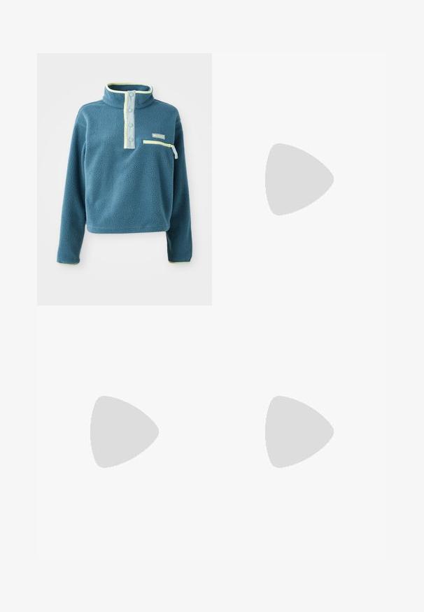 Suéter de forro polar color verde azulado con un alto cuello, que cuenta con una tapeta de cuatro botones, un bolsillo en el pecho con cremallera y acentos de color verde claro a lo largo del cuello.; Top corto sin mangas gris, hecho de un tejido suave, con un escote redondo y un pequeño logo blanco de Adidas en el pecho.; Shorts para adultos con un patrón de hojas multicolores sobre un fondo oscuro, con una cintura elástica y rayas laterales en blanco.; Zapatos negros sin cordones con rayas blancas y parte superior de cuero texturizado, con un acento circular cerca de la abertura y suela de goma.