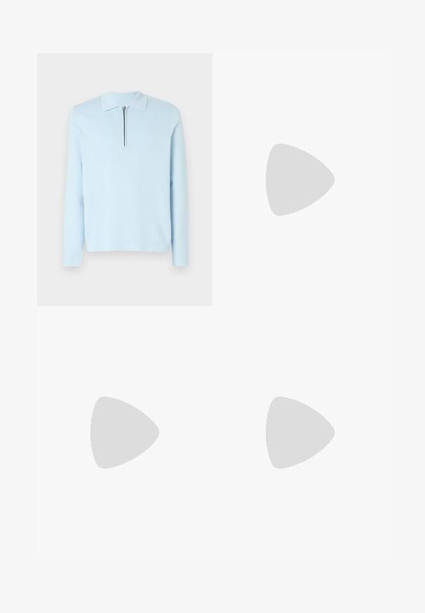 Heledad sinine pika varrukaga polo-sviiter pehmest kudumist, millel on krae ja poolne lukuga kaelus. Sile tekstuur, minimalistlik disain.; Mustmustritsed mustad püksid sirge istumisega, valmistatud siledast kangast. Varustatud vööloopide ja voldiga esiosal.; Valged nahast spordijalatsid siledast nahast viimistlusega, ümarate varvastega, lamekestega ja tekstuuriga tallaga. Hall suede aktsent kanna juures.; Selged plastist prillid ristkülikukujuliste pruunide läätsedega, millel on õhukesed, läbipaistvad varsud ja metallaktsendid templites.