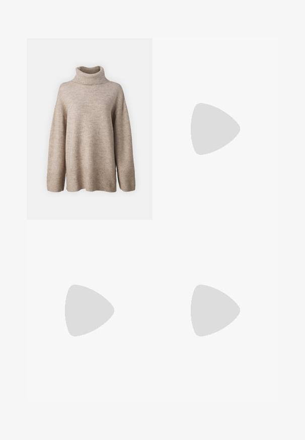 Beige Rollkragenpullover aus weichem Strickmaterial. Oversized-Schnitt, gerippter Kragen und Saum, mit einem lässigen Design dank überschnittenen Schultern.; Schwarze ausgestellte Jeans aus Denim. Verfügt über einen Knopfverschluss, fünf Taschen und eine glatte Textur. Der ausgestellte Beinabschnitt beginnt unterhalb des Knies.; Goldfarbene, metallisch glänzende Sandalen mit Absatz, die über ein verführerisches Riemen-Design, einen quadratischen Blockabsatz und einen verstellbaren Knöchelriemen mit Schnalle verfügen. Glatte Textur.; Schwarze Lederhandtasche mit geschwungener Form, abnehmbarem Tragegurt und goldenen Beschlägen. Die Tasche verfügt über einen Deckel mit einer Schnallen-Details.