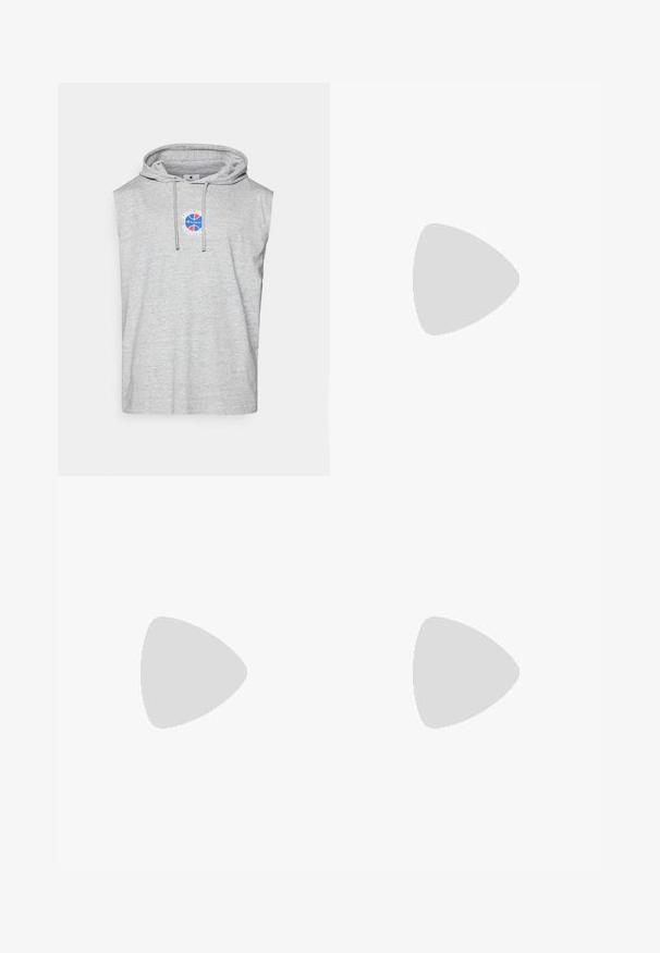 Pelēks bez piedurknēm kapuce, izgatavots no mīksta materiāla, ar priekšējo logotipu, kas attēlo basketbola dizainu sarkanā un zilā krāsā. Ietver kapuces auklu.; Melni sporta bikses, kas izgatavotas no mīksta auduma, ar elastīgu jostu un auklām, nofiksētām potītēm un mazu logo detaļu sānos.; Baltas Nike Air Max 90 sporta apavi ar sietu un ādas augšdaļu, caurspīdīgu pirksta daļu un redzamu gaisa vienību papēdī.; Melni saulesbrilles ar matētu apdari, taisnstūra lēcām, nedaudz izliektiem tempļiem, smalkiem logotipa elementiem un dūmu nokrāsas lēcām.