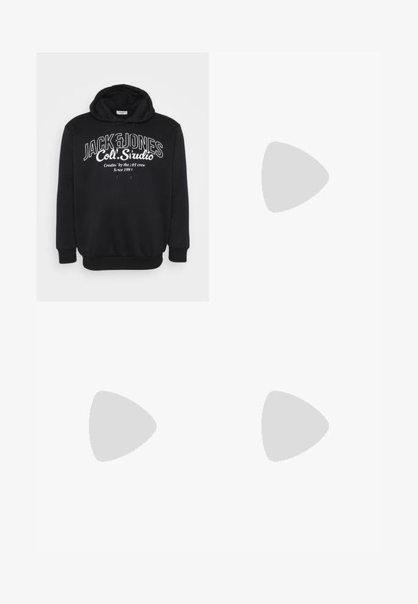 Schwarzer Kapuzenpullover mit einem Zugband und gerippten Bündchen. Auf der Vorderseite befindet sich ein zentriertes weißes Textlogo "JACK & JONES Coll. Studio".; Set von drei basic T-Shirts in Schwarz, Weiß und Hellgrau. Kurze Ärmel, Rundhalsausschnitt, aus glattem Baumwollstoff. Markenlogo sichtbar.; Graue Jogginghosen aus weichem Material, mit einem elastischen Bund und Bündchen, sowie einem kleinen blauen Nike-Logo auf der Vorderseite.; Weisse High-Top-Sneaker aus glattem Leder mit perforierter Zehenpartie, Schnürverschluß und dezentem Logodetail an der Seite. Strukturierte Gummisohle.
