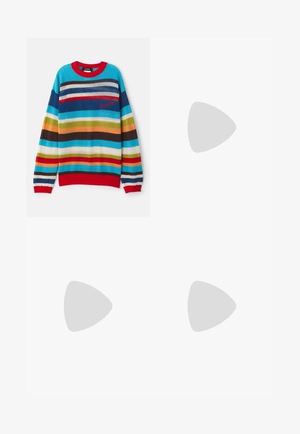 Pull en tricot multicolore avec des rayures horizontales bleues, rouges, vertes et brunes. Encolure et poignets côtelés rouges. Tissage léger et aéré.; Débardeur sans manches en coton blanc avec un col rond, présentant une texture lisse et une coupe ajustée, conçu pour un usage décontracté.; Shorts en denim blanc avec une coupe droite, cinq poches et des coutures contrastantes couleur tan. Comprend une fermeture avec bouton et zip à l'avant.; Mocassins en cuir noir avec un embout rond, présentant des accents en métal doré et des détails de couture, montés sur une semelle en caoutchouc texturé et basse.
