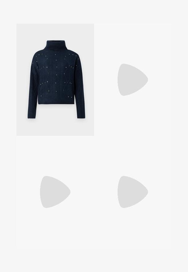 Sweater de gola alta azul-marinho com design de malha trançada e studs decorativos espalhados. Apresenta mangas longas e um ajuste descontraído.; Calças largas pretas em denim, com uma cintura estruturada, passantes para cinto e bolsos frontais. Textura suave com um design clássico.; Botas de tornozelo pretas feitas de couro liso, com fecho lateral, salto grosso texturizado e design de bico arredondado.; Bolsa tote preta em couro com textura lisa, forma retangular e duas alças longas. Sem hardware ou enfeites visíveis.