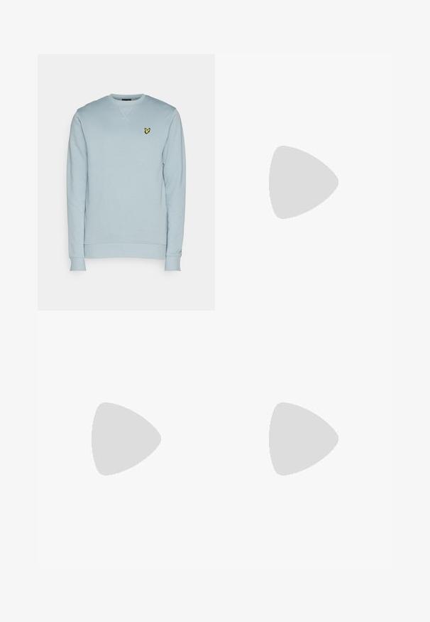 Ljusblå sweatshirt i mjukt material, med ribbad halsringning och muddar, samt en liten gul fjärilslogga på bröstet.; Svarta cargo-byxor tillverkade av slitstark tyg, med sidofickor, knäppning och en slim fit-design. Slät textur med minimal detaljering.; Svart läderstövel med rund tå, snörning, sex ögla, och en strukturerad gummisula. Inkluderar en dragflik baktill.; Snygg klocka i silverfärgad rostfritt stål med en marinblå urtavla, metalliska timmarkörer och en datummarkering vid klockan tre. Vattentålig ner till 50 meter.