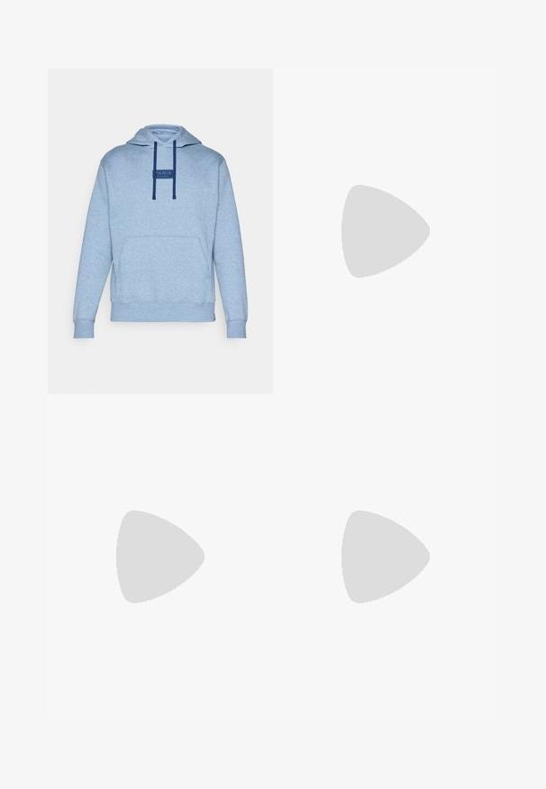 Svetlomodrá mikina s kapucňou z jemnej látky, s klokankou, námorníckymi šnúrkami a obdĺžnikovou nálepkou s nápisom "PARIS SAINT-GERMAIN."; Chudé džínsy v bledom šedom denime s obnosnými detailmi na kolenách, skombinované s bielymi teniskami. Hladká textúra, úzky strih.; Biele kožené tenisky s perforáciami, okrúhlou špičkou, plochou podrážkou a hrubými šnúrkami, pričom majú viditeľné logo swoosh a nápis "AIR" na päte.; Strieborné nerezové hodinky s modrým ciferníkom, kovovými hodinovými značkami a dátumovým oknom na 3. hodine. Vodotesné do hĺbky 50 metrov.
