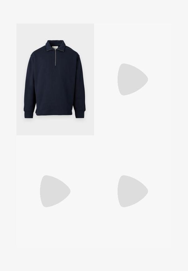 Mörkblå tröja med hög krage och halvdragkedja, tillverkad av mjukt tyg med långa ärmar och en avslappnad passform.; Ljusgrå bomullsmjukisbyxor med elastisk midja, två sidofickor och vida ben. Mjuk textur och enkla sömnadsdetaljer.; Vit sneaker med svarta och grå accenter, med en strukturerad grå tådel, svart gummisul, och platta vita skosnören. Ren design, minimalistisk stil.; Svart läder axelväska med dragkedjestängning, som har en texturerad yta, vit sömnad och ett bälte med silveröglor.