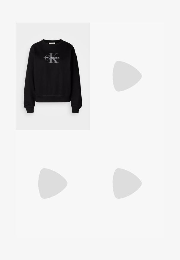 Černá mikina vyrobená z bavlny, s kulatým výstřihem a volným střihem. Na přední straně je velké šedé logo s nápisem "Calvin Klein" a "CK".; Světlé modré džíny z denimu s vysokým pasem, širokým střihem, dvěma bočními kapsami a nařaseným designem. Měkká textura s vybledlým povrchem.; Černé kožené mokasíny s okrouhlou špičkou, silnou strukturovanou podrážkou a minimálními detaily šití. Elegantní design bez viditelných tkaniček nebo kovových prvků.; Černá kožená kabelka přes rameno s jemnou texturou, trojúhelníkovým tvarem a nastavitelným popruhem, v kombinaci se světle modrou pruhovanou košilí a bílými kalhotami.
