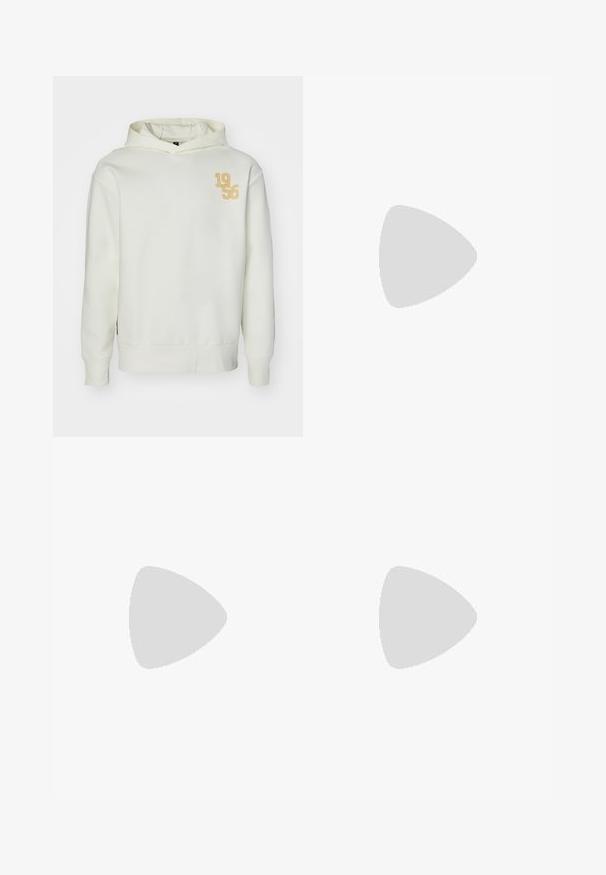 Krämfärgad huvtröja tillverkad av mjukt tyg. Har en framficka i kengurustil och tryck med "1956" i ljus orange på bröstet.; Breda, blå denimjeans med hög midja, utrustade med fem fickor, knäppning med knapp och subtila blekningar för textur.; Vita lädersneakers med grå mockatoe, tre horisontella vita ränder, blå accenter och brun gummisula. Texturerad detalj på sulan.; Svarta ovala solglasögon med mörka linser, tjocka bågar och silverprickar på sidorna. Slät plastmaterial, samtida design.