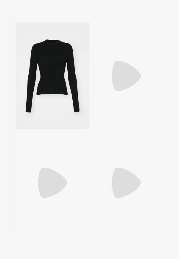 Zwarte geribbelde lange mouwen trui met een hoge halslijn en een aansluitende pasvorm. Het materiaal lijkt rekbaar met verticale lijnen. Kortere snit aan de zoom.; Zwarte wijde broek van katoen, met een hoge taille, grote zijzakken en een ceintuur met zilverkleurige accenten.; Zwarte leren pump met een spitse neus en een chunky vierkante hak. Glad textuur, eenvoudig ontwerp, geschikt voor formele gelegenheden.; Zwart leren handtas met een driehoekige vorm, een slanke strap en zilveren hardware. Voorzien van een ritssluiting en een reliëflogo op de voorkant.