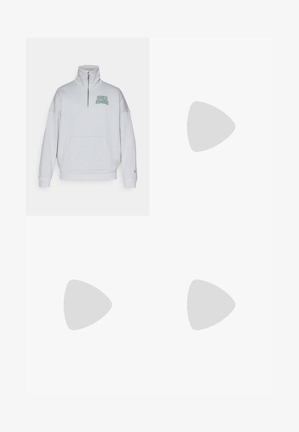 Gai pelēks zipa džemperis ar augstu apkakli, brīvu piegriezumu, priekšējo kabatu un "Under Armour" logo zaļā krāsā kreisajā krūtīs.; Melna Nike skriešanas T-kreklā, kas izgatavots no viegla un elpojoša materiāla, ar īsām piedurknēm un mazu baltu logo uz krūtīm.; Baltas sporta šorti ar elastīgu jostu, divām sānu kabatām un mazu melnu logo detaļu apakšējā priekšpusē. Gluda tekstūra.; Melni sporta apavi ar teksturētu virsu, balto Nike zulumu un balto gumijas zoli. Iezīmējas ar auklu pievilkšanas dizainu un dinamisku formu.