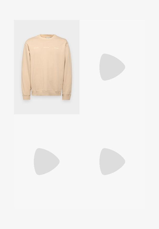 Béžová mikina vyrobená z měkké látky, s dlouhými rukávy, žebrovanými manžetami a minimalistickým bílým potiskem na přední straně.; Hnědé široké nohavice s elastickým pasem a jemnými předními záhyby, vystavené ploché na bílém pozadí.; Tmavě červené kožené slip-on obuv na formální příležitosti s nízkým černým podpatkem a embosovaným logem na horním pásku.; Černá, měkká kožená taška s unikátním zkrouceným designem. Obsahuje krátkou rukojeť a odnímatelný ramenní popruh. Minimalistický styl.