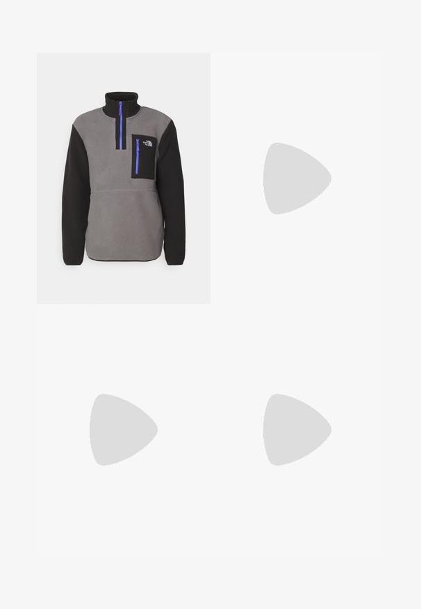 The North Face M YUMIORI 1/4 ZIP - Felpa in pile - smoked grey/black; Pantaloni della tuta neri realizzati in tessuto morbido, dotati di una vita elastica con cordoncini, caviglie elastiche e un piccolo logo sul lato.; Sneaker Nike Air Max 90 bianco con tomaia in mesh e pelle, punta forata e un'unità air visibile nel tallone.; Occhiali da sole neri con finitura opaca, lenti rettangolari, leggero curvatura sulle tempie, dettaglio logo discreto e lenti color fumo.