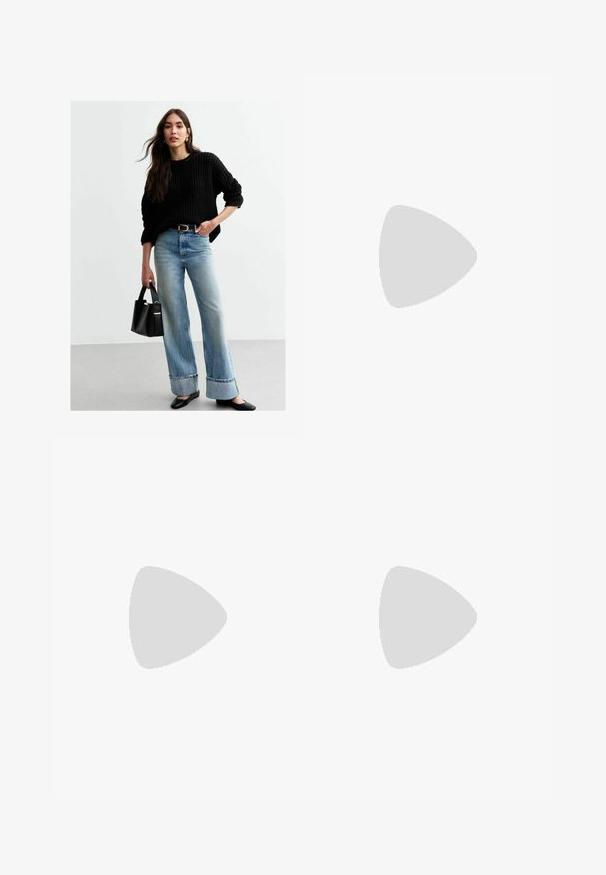 Zwarte gebreide trui, lichtblauwe wijde jeans, zwarte flats en een kleine zwarte handtas met gouden hardware. Gevarieerde materialen en een losse pasvorm.; Bershka WIDE-LEG - Wide leg - black; Bershka Sandalen met hoge hak - black; Bershka WITH CHAIN - Handtas - black