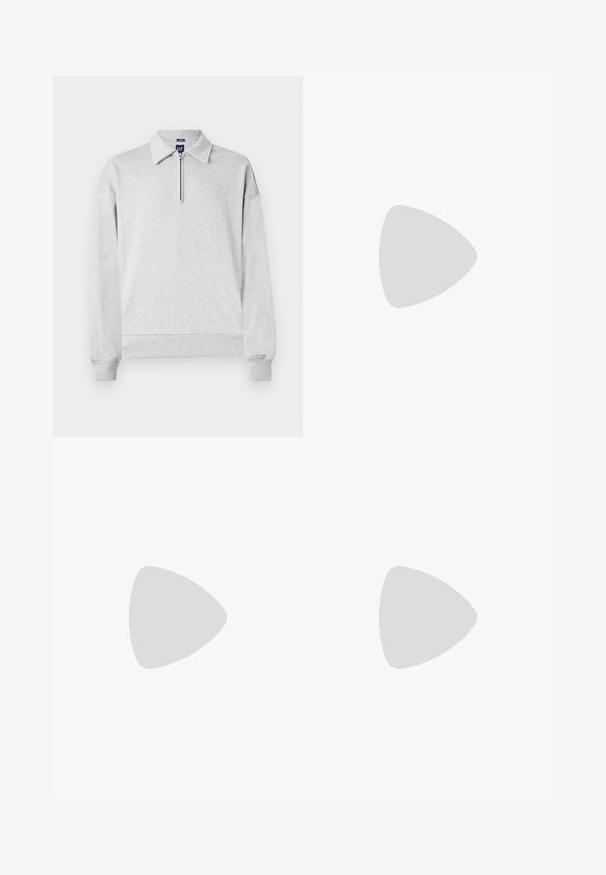 Sweatshirt cinza com colarinho de meia-zíper, mangas longas e punhos e bainha canelados. Feito de um tecido macio e texturizado. Design simples e sem adornos.; Polo preto de manga curta com um padrão abstrato texturizado. O colarinho é plano e ligeiramente aberto, realçando o design descontraído.; Shorts de ganga em azul claro com um corte clássico. Apresenta cinco bolsos, costuras em laranja e acabamentos desfiados.; Mocassins pretos de pele com um acabamento suave, bico redondo e costura decorativa no a parte superior. Salto baixo e empilhado com um ligeiro brilho.