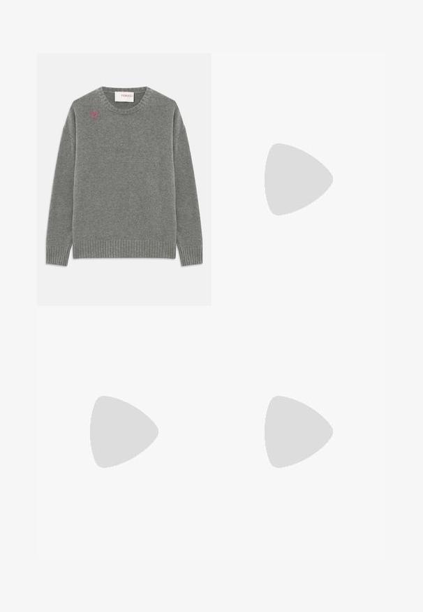 Maglione di lana grigia con collo rotondo, polsi e orlo a coste, e un piccolo logo a cuore rosa sul lato sinistro del petto. Texture morbida.; Pantaloni a righe blu scuro con vita alta, design a gamba larga e senza hardware o decorazioni visibili. Tessuto liscio e vestibilità sartoriale.; Stivale ankle in pelle nera con punta arrotondata, tacco a blocco, cerniera laterale e dettagli in cucitura sulla tomaia. Texture liscia, design classico.; Clutch in pelle beige plissettata con una struttura in metallo argento, dotata di due chiusure decorative rotonde e una tracolla in catena argentata.