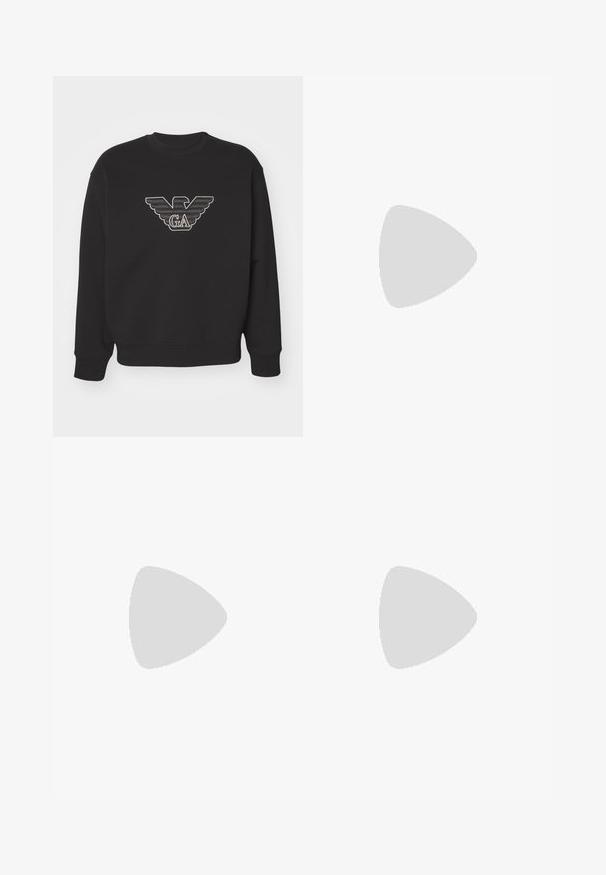 Emporio Armani Sportska majica - black; Crna kratkotrajna majica s okruglim izrezom i suptilnim reljefnim uzorkom, s oznakom branda unutar ovratnika, položena ravno na bijeloj pozadini.; Crne, hlače visokog struka s širokim nogavicama, izrađene od glatkog materijala. Sadrže prednje nabore i petlje za remen. Minimalistički dizajn, bez vidljivih metalnih dijelova.; Crna kožna tenisica s niskim profilom, zaobljenim prstima i vezanjem; ima teksturiranu gumenu potplatu i detalj s logotipom na peti.