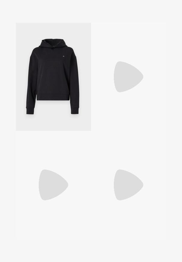 Črna kapuca s prostim krojem, z majhno logotipom na prsih in rebrastimi manšetami. Narejena iz mehkega, teksturiranega materiala.; Gubasta bela krila z črnim elastičnim pasom, ki nosi logotip "LACOSTE". Srednje dolga zasnova z mehkobo tkanine.; Bele usnjene športne copate z debelim belim podplatom, črnimi semišnimi detajli na peti in utisnjenim logotipom na strani. Zavezovanje s šestimi luknjicami.; Črne prevelike sončne očala geometrijske oblike, z temnimi lečami in kontrastno sivo podrobnostjo na okvirju. Logo na ročaju.