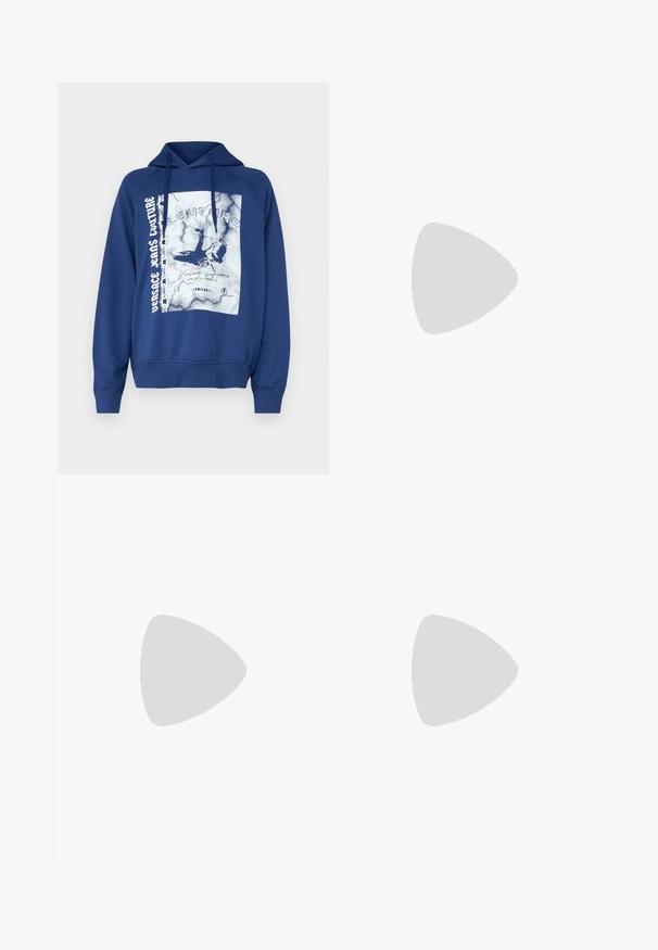 Mørkeblå hettegenser med grafisk trykk som viser en ørn og tekst. Laget av mykt stoff, har den kengurulomme og snøring i hetten.; Svart kortermet Nike t-skjorte laget av glatt stoff, med en hvit swoosh-logo på øvre venstre side, rund hals.; Svarte joggebukser laget av lett stoff med elastisk midje, ankelmanchetter og en diskret Nike-logo på venstre side.; Svart treningssko med et pustende nettobert overdel, teksturerte detaljer og en bølget gummisåle. Har reflekterende logo og snøresystem.; Hvite solbriller med grå linser, rektangulær form og teksturerte detaljer på siden. Har gullfargede beslag.