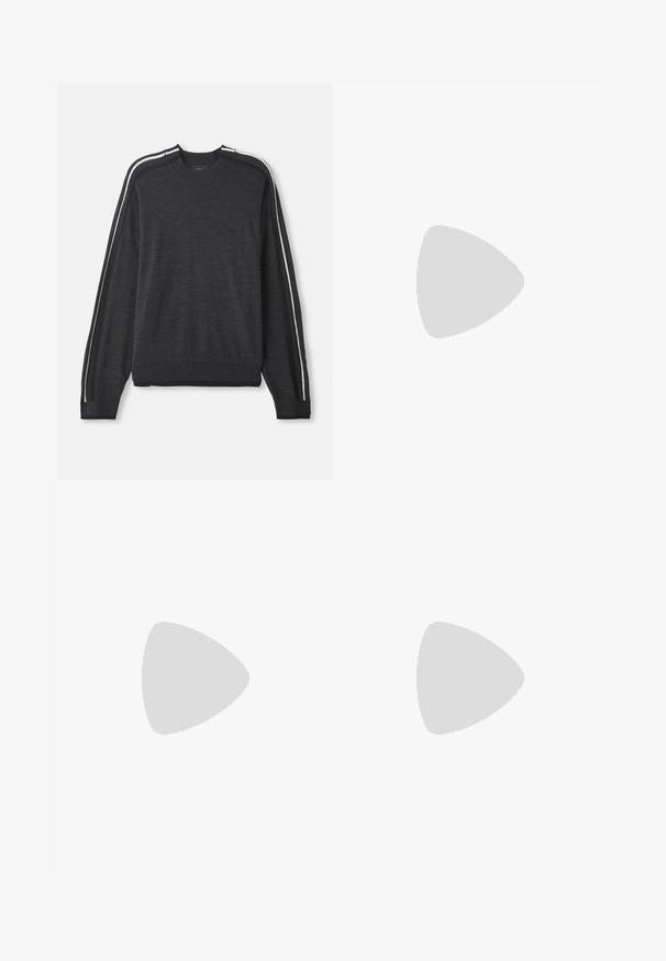 Sweater cinza escuro com mangas longas, decote redondo, riscas brancas nas laterais, punhos e bainha canelados, apresentando um logótipo discreto no peito.; Calças pretas de cintura alta, com corte amplo, feitas de um tecido suave. Apresentam pregas frontais e passadores para cinto. Design minimalista, sem hardware visível.; Sapatilha de couro preto com perfil baixo, bico arredondado e fecho de atacadores; apresenta uma sola de borracha texturizada e detalhe do logotipo no calcanhar.; Clutch preta em pele com superfície texturizada, bolso frontal com fecho e strap de pulso destacável. Apresenta um logotipo na parte frontal. Forma retangular.