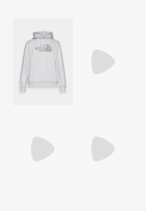 Grau Hoodie aus Sweatshirtmaterial mit einer Kängurutasche vorne, Kapuze mit Zugband und grünem, besticktem Logo auf der Brust.; Weißes langärmliges T-Shirt aus Baumwolle mit Rundhalsausschnitt. Verfügt über ein kleines schwarzes Logo auf der Brust. Glatte Textur, reguläre Passform.; Schwarze Jogginghose mit verstellbarem Bund, schlanker Passform, elastischen Bündchen und einem kleinen weißen Logo am linken Oberschenkel, hergestellt aus glattem Stoff.; Schwarze Outdoor-Schuhe aus Mesh und synthetischem Material, mit einer strukturierten Oberseite, gesichertem Schnürsystem und griffiger Laufsohle, auf felsigem Gelände.