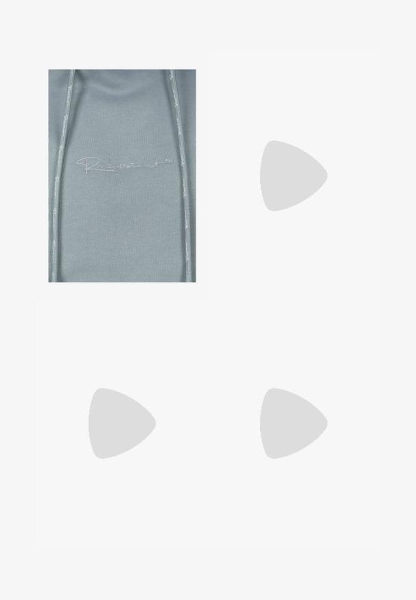 Felpa azzurra chiara con design aderente, dotata di una zip frontale e dettagli in rilievo con il logo. Tessuto liscio con accenti di cucitura discreti.; Pantaloni lounge grigi in cotone con cintura elastica, cordoncino e due tasche laterali; design a gamba dritta, morbida al tatto, senza motivi.; Sneaker grigia realizzata in materiali mesh e suede, con logo bianco, colletto imbottito e suola in gomma texturizzata. Accenti in grigio più scuro.; Occhiali da sole con una montatura in plastica grigia chiara e slanciata, design avvolgente, lenti scure e una superficie liscia. Presentano un branding minimale sul lato.