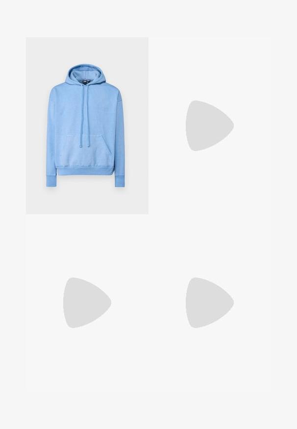 Světle modrá mikina s kapucí vyrobená z měkké tkaniny, s přední kapsou, stahovací kapucí a žebrovanými manžetami s jemným detailem loga.; Filippa K TERRY CROPPED TROUSERS - Kalhoty - sage melange; Bílé kožené tenisky s hladkým povrchem, kulatou špičkou, plochými tkaničkami a texturovanou podrážkou. Na patě se nachází nenápadné logo.; Černé kulaté sluneční brýle s tmavými skly a tenkými kovovými nohami. Obsahují průhledné koncovky nožiček a stříbrné akcenty na pantu. Minimalistický design.
