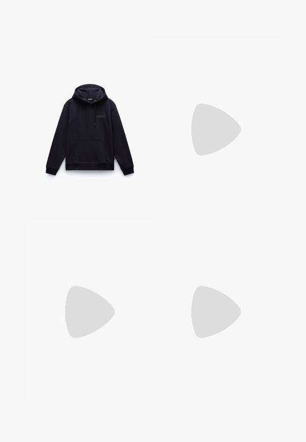 Felpa con cappuccio blu navy, dotata di tasca frontale, cappuccio con lacci e logo discreto sul petto. Tessuto morbido e vestibilità comoda.; Pantaloni cargo neri con design a gamba dritta. Realizzati in tessuto resistente, dotati di due tasche laterali con chiusura a pattina e chiusura con bottone.; Scarpe da ginnastica bianche con sovrapposizioni testurizzate, suola spessa e accenti grigi. Indossate con calze corte bianche e pantaloni corti verdi su una superficie blu.; Borsa a tracolla nera con un compartimento principale con zip, tasca frontale, tracolla regolabile e una patch del logo visibile sul risvolto.