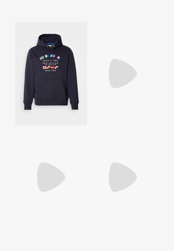 Marinblå hoodie med dragsko, prydd med broderade nautiska flaggor och texten "GANT USA NEW HAVEN CUP" i olika färger. Framsidan har en känguruficka.; Vit långärmad skjorta i bomull med rund halsringning, sidofickor längst ner och en slät yta, visad bakifrån.; Ljust blå denimjeans med rak passform, fem fickor, knappstängning, minimal blekning och kontrasterande sömdetaljer.; Vit sneaker med en slät läderövre och låg profil. Har en rundad tå, sex snörhål och en strukturerad gummisula.