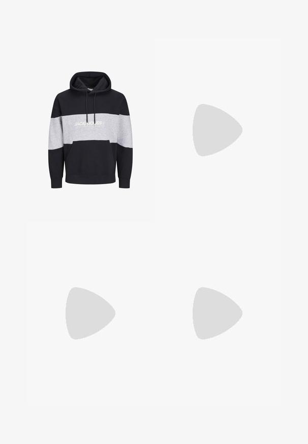 Hoodie w blokach kolorystycznych w odcieniach granatu i szarości, wykonany z bawełny, z kieszenią typu kangur i logo nadrukowanym na klatce piersiowej. Miękka textura i ściągacze przy rękawach.; Biała bawełniana koszulka z krótkimi rękawami, okrągłym dekoltem, luźnym krojem i bez widocznych logo lub wzorów. Gładka tekstura i minimalistyczny design.; Jeansy z wysokim stanem, luźne, w wyblakłym czarnym deninie. Posiadają pięć kieszeni, szlufki na pasek oraz prosty, klasyczny krój nogawek.; Szare i białe trampki z zamszową i skórzaną cholewą, okrągłym noskiem, płaskimi sznurówkami i gumową podeszwą z akcentem w kolorze gumy.