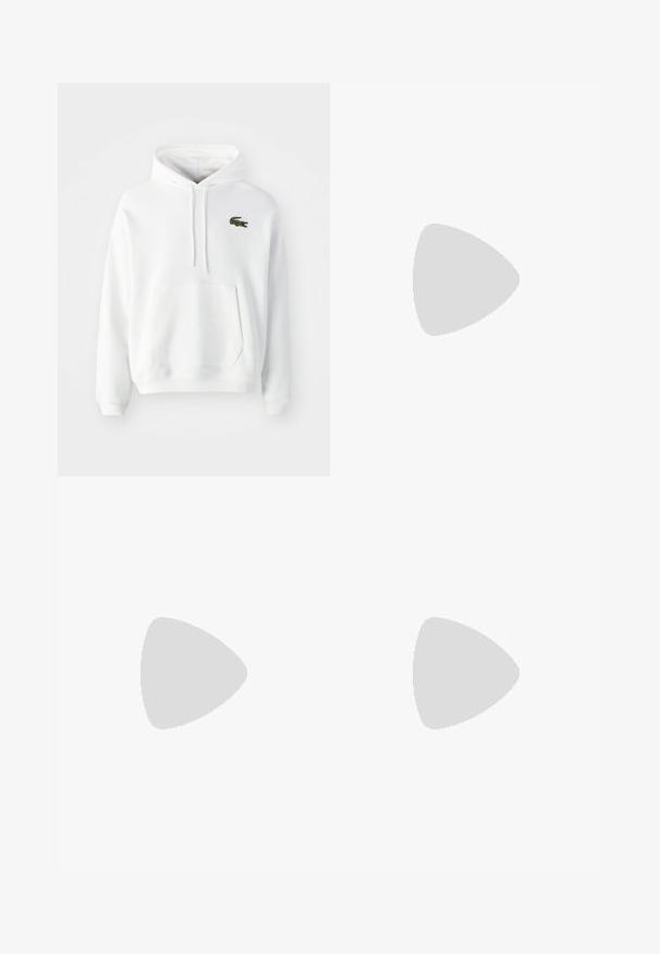 Bela kapuca iz mehkega, teksturiranega materiala. Ima kenguru žep in zeleno vezeno krokodilsko logo na levem prsnem delu. Kapuca z vrvico.; Bela bombažna majica s poudarjenim črnim logotipom "LACOSTE" na prsih. Kratki rokavi in oblikovanje z okroglim izrezom.; Bela tekaška hlače s temno zelenimi stranskimi ploščami. Lahka material, elastični pas in prikrajšani robovi. Imajo mrežasto teksturo na stranskih ploščah.; Bela usnjena tenisa s okroglo sapo, vezavi na sprednji strani in črnim poudarkom na peti. Ima majhen izšit kroko logo na strani.