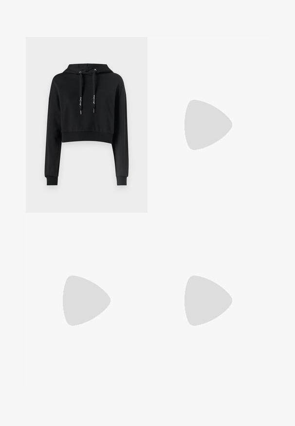 Felpa nera cropped realizzata in tessuto morbido, con cappuccio regolabile, maniche lunghe e polsini e orlo a coste. Presenta dettagli con logo sul davanti.; Pantaloni della tuta neri a gamba ampia con cintura regolabile, dettagli con fessure laterali, tessuto morbido e design elegante.; Sneaker basse con motivo crocco nero lucido, suola in gomma beige e punta, lacci neri e marchio dorato "Armani Exchange" sul lato.; Zaino in pelle nera con chiusura a pattina, tasca frontale, scomparti laterali con cerniera e manico superiore. Presenta dettagli con logo sul fronte.